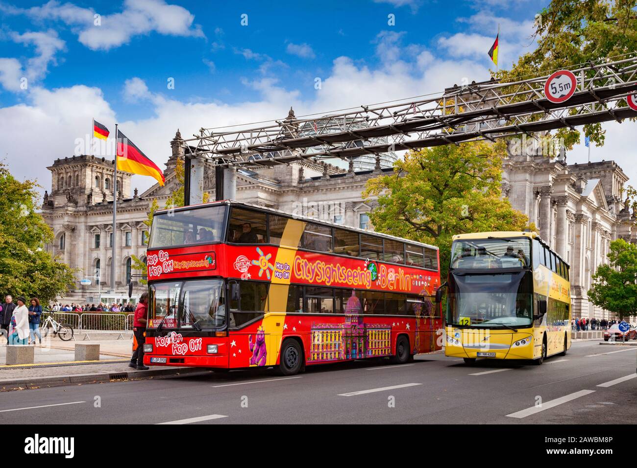 22 settembre 2018: Berlino, Germania - autobus a due piani turistici vicino al Reichstag, all'edificio del parlamento tedesco, bandiere tedesche battenti. Foto Stock