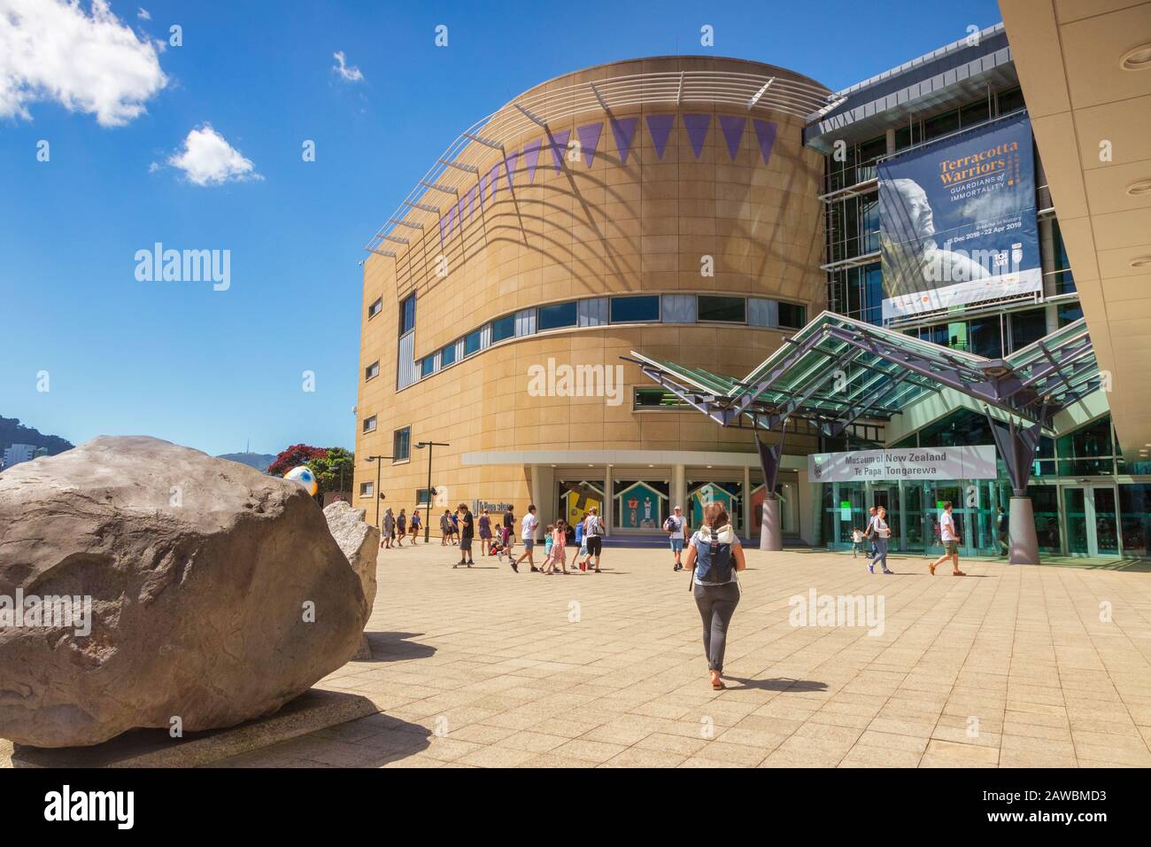 28 dicembre 2018: Wellington, Nuova Zelanda - te Papa, il Museo della Nuova Zelanda, ingresso frontale, persone che camminano verso di esso. Foto Stock