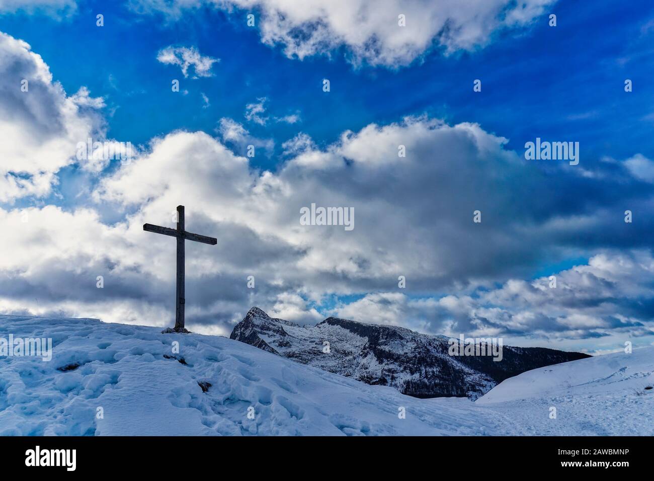 croce di legno in montagna con neve Foto Stock