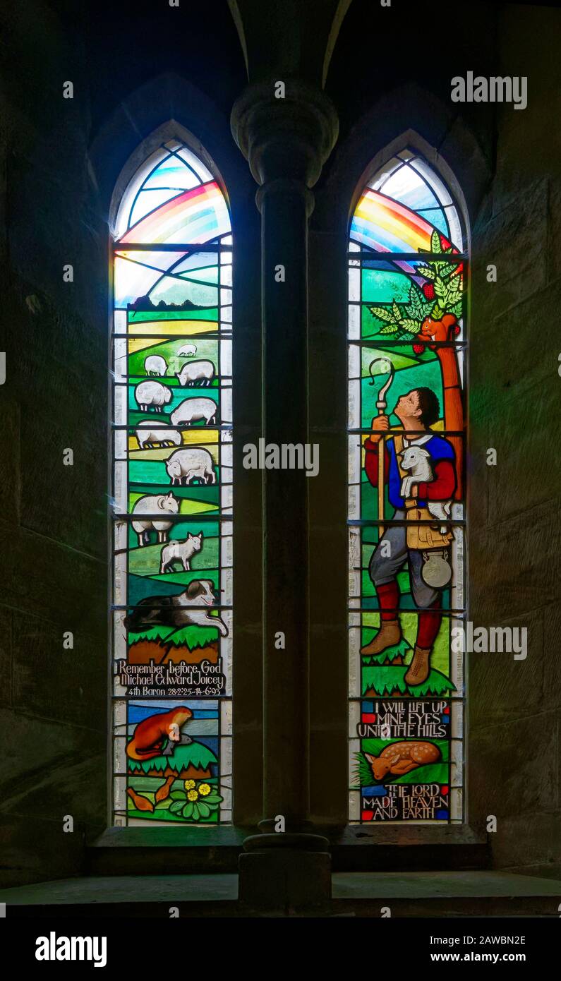 Una vetrata Del 20th Secolo raffigurante una scena pastorale, all'interno della Chiesa di San Michele e Di Tutti gli Angeli accanto al Castello Ford nel Northumberland. Foto Stock