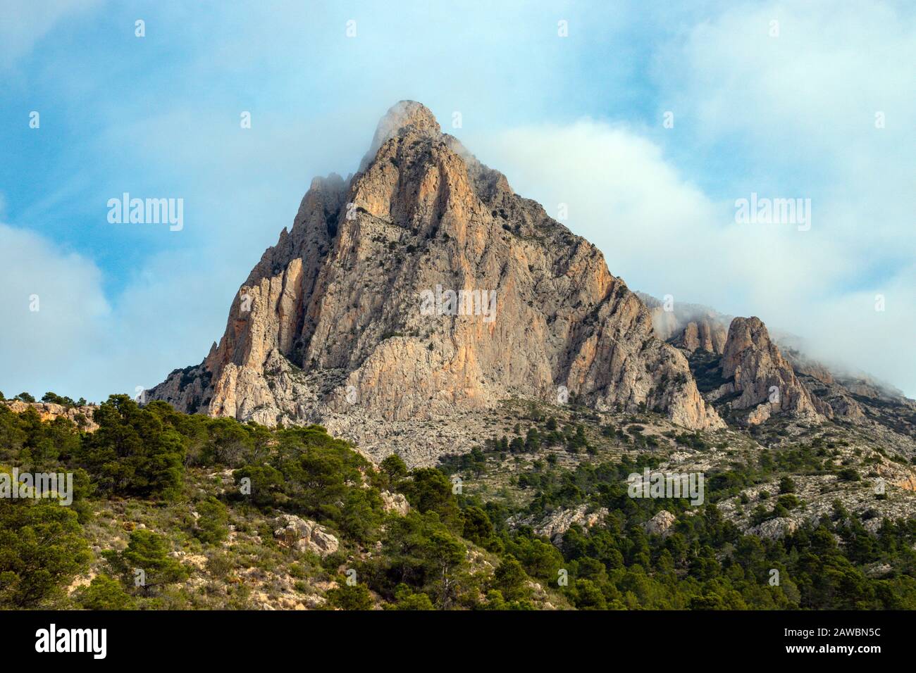 Primavera nella Costa Blanca, in Spagna, nuvole sulla montagna del Puig Camapana Foto Stock