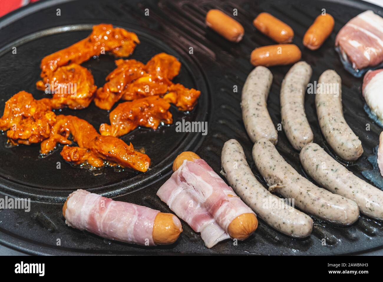 Diversi tipi di carne sono preparati sulla pietra calda Foto Stock