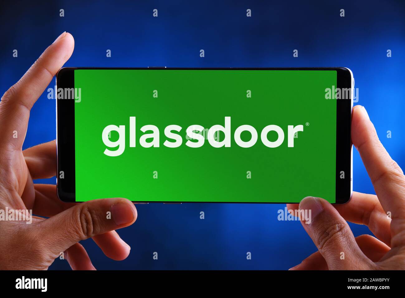 Poznan, POL - 10 LUGLIO 2019: Smartphone Hands holding con logo di Glassdoor, un sito Web in cui i dipendenti attuali ed ex esaminano in modo anonimo il com Foto Stock