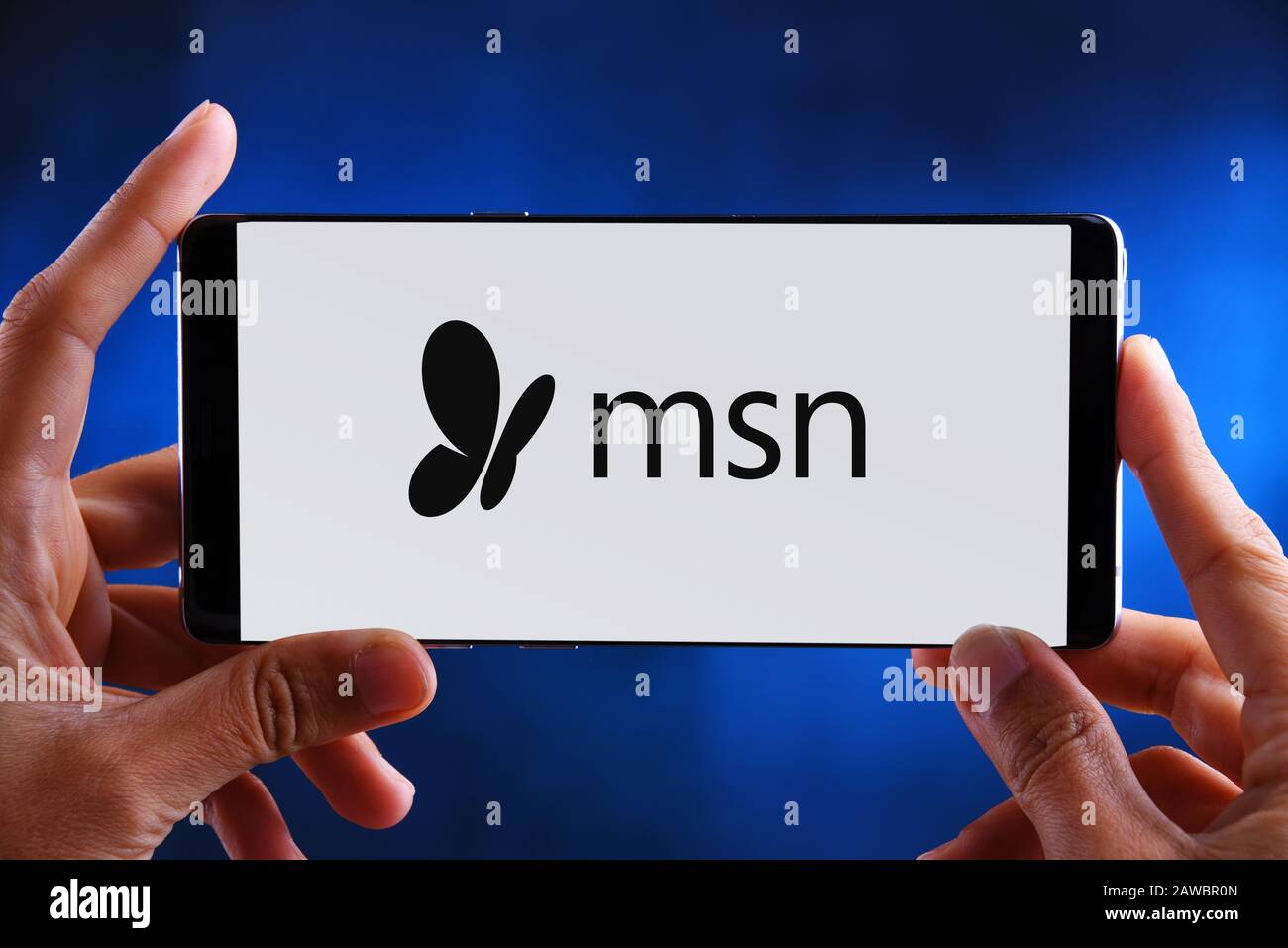 Poznan, POL - 10 LUGLIO 2019: Smartphone Hands holding che visualizza il logo di MSN, un portale Web e la relativa raccolta di servizi Internet e app per Win Foto Stock