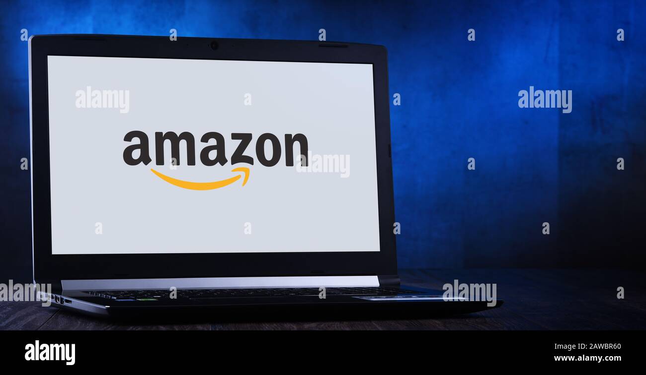Poznan, POL - 14 NOVEMBRE 2019: Computer portatile con logo di Amazon, una società multinazionale americana di tecnologia che si concentra nel commercio elettronico, cloud Foto Stock