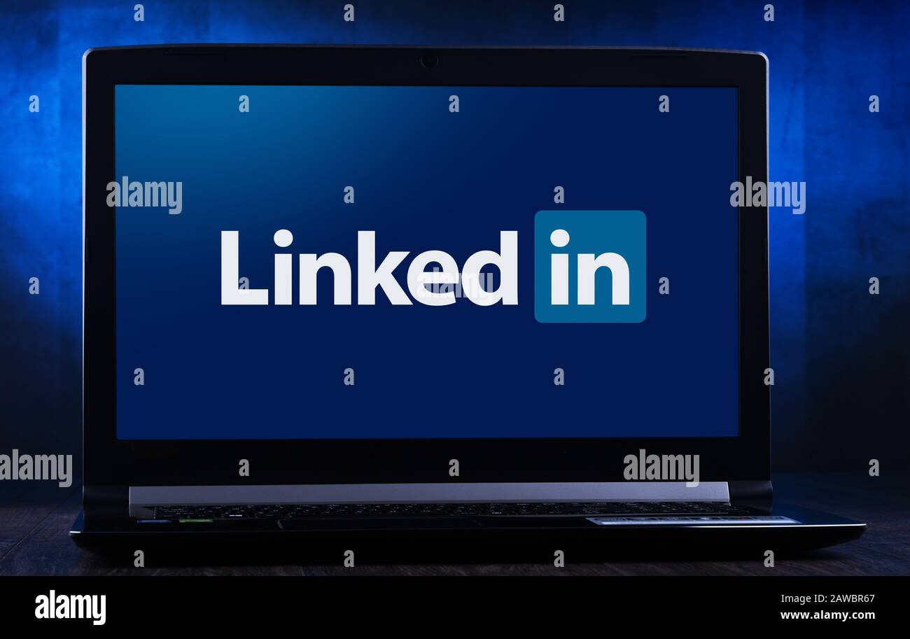 Poznan, POL - 14 NOVEMBRE 2019: Computer portatile con logo di LinkedIn, un servizio americano orientato al business e all'occupazione che opera tramite websit Foto Stock