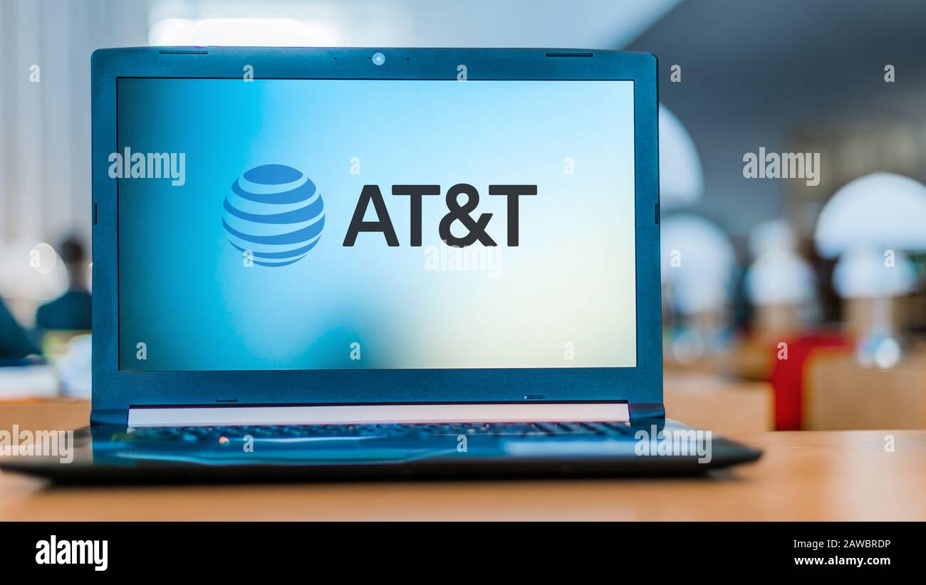 Poznan, POL - DEC 11, 2019: Computer portatile con logo di AT&T Inc., la più grande società di telecomunicazioni del mondo e il più grande fornitore di Foto Stock