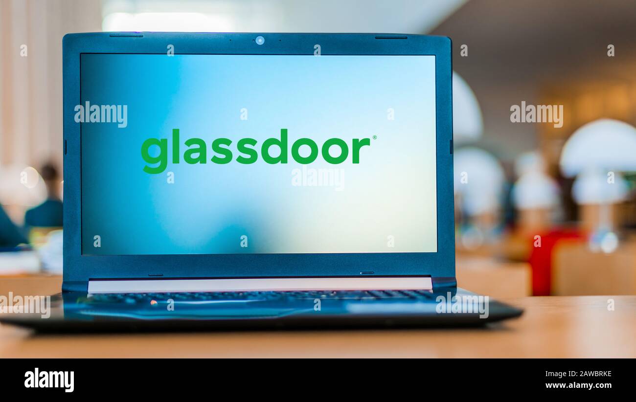 Poznan, POL - DEC 11, 2019: Computer portatile che mostra il logo di Glassdoor, un sito web in cui i dipendenti attuali ed ex esaminano in modo anonimo le aziende Foto Stock