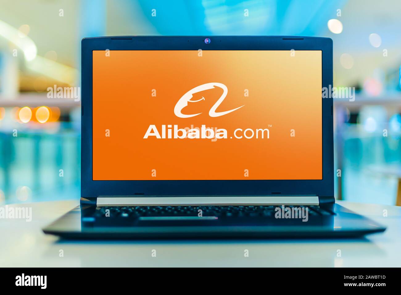 Poznan, POL - 30 GENNAIO 2020: Computer portatile con logo di Alibaba, una società multinazionale cinese di aziende di aziende di aziende di aziende multinazionali specializzate in e-commerciali Foto Stock