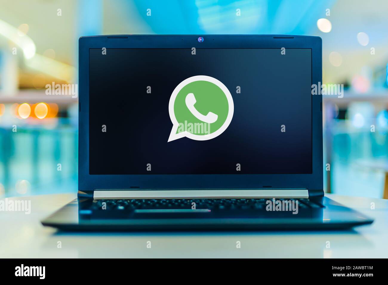 Poznan, POL - 30 GENNAIO 2020: Computer portatile con logo WhatsApp Messenger, un freeware, messaggistica multipiattaforma e server VoIP (Voice over IP) Foto Stock