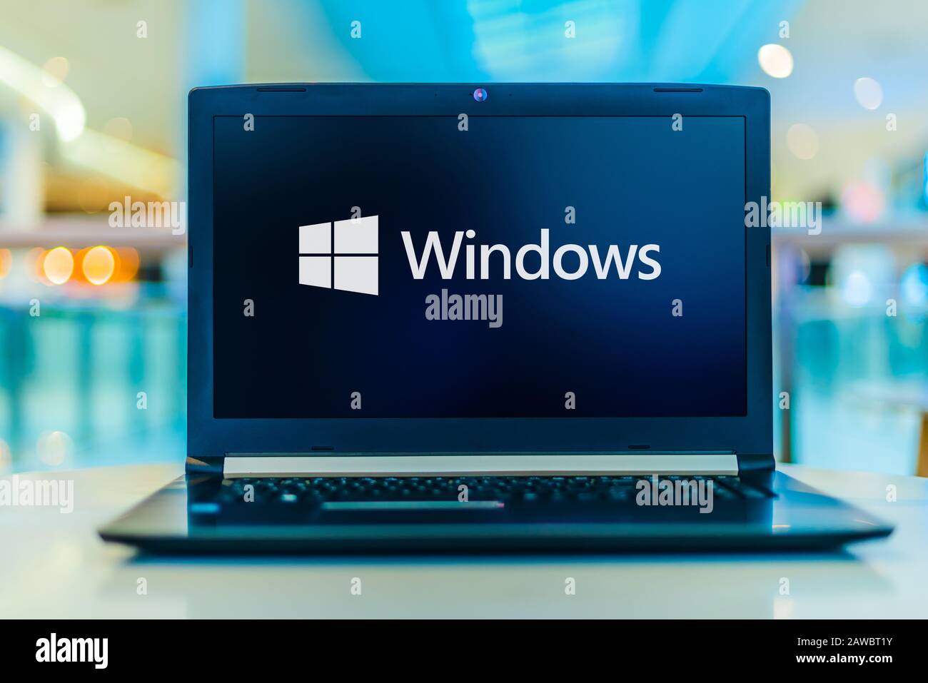 Poznan, POL - JAN 30, 2020: Computer portatile con logo di Windows, un gruppo di diverse famiglie di sistemi operativi grafici, tutti devel Foto Stock