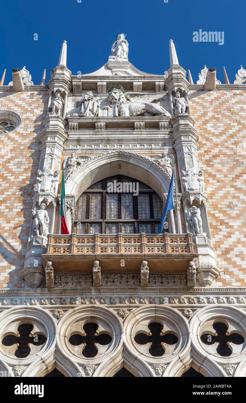 Balcone nel palazzo dei Dogi della Repubblica Veneziana. Venezia. Italia. Foto Stock