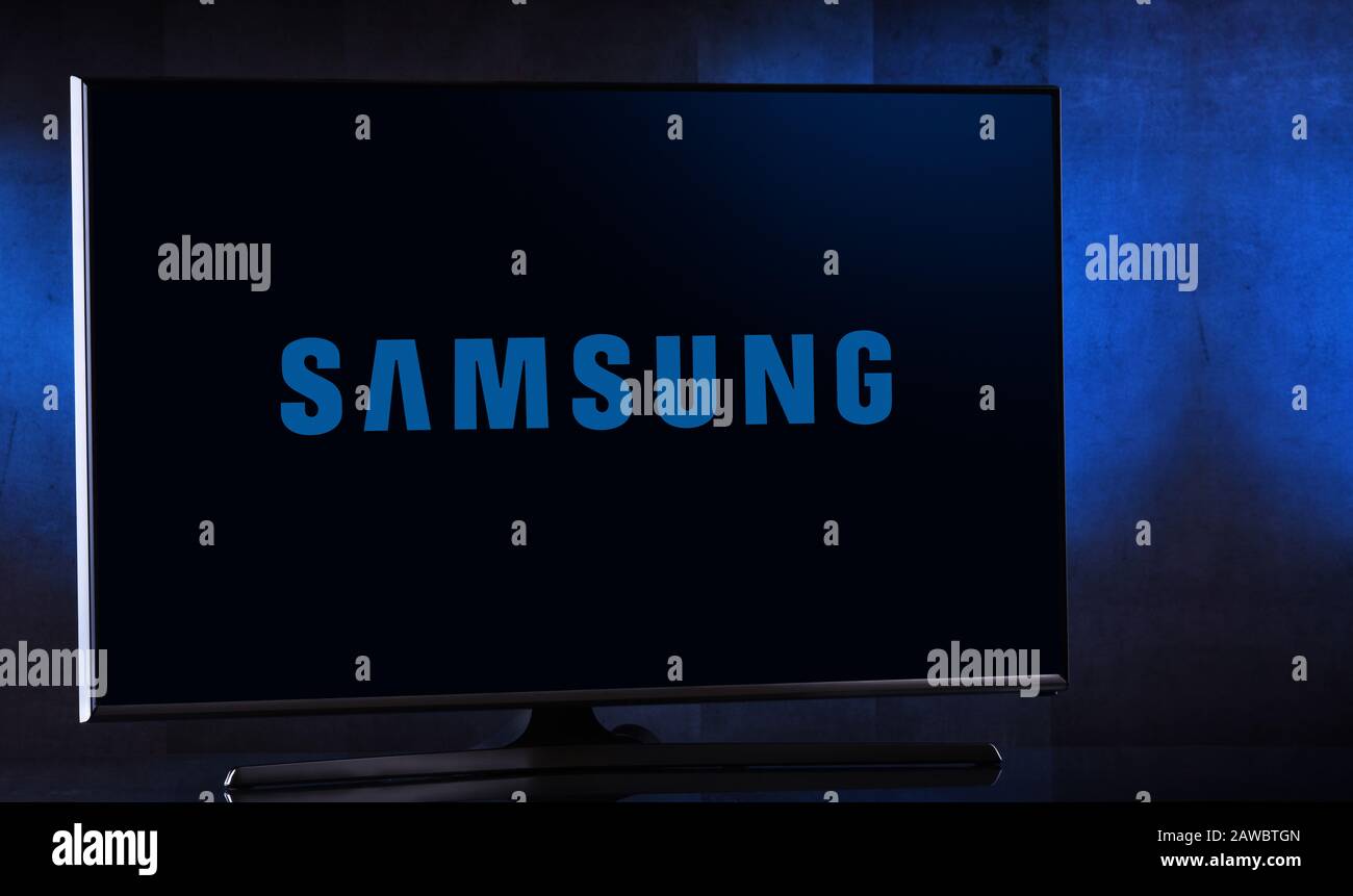 Poznan, POL - FEB 04, 2020: Televisore a schermo piatto con logo Samsung, un conglomerato multinazionale sudcoreano con sede a Samsung Town, Se Foto Stock