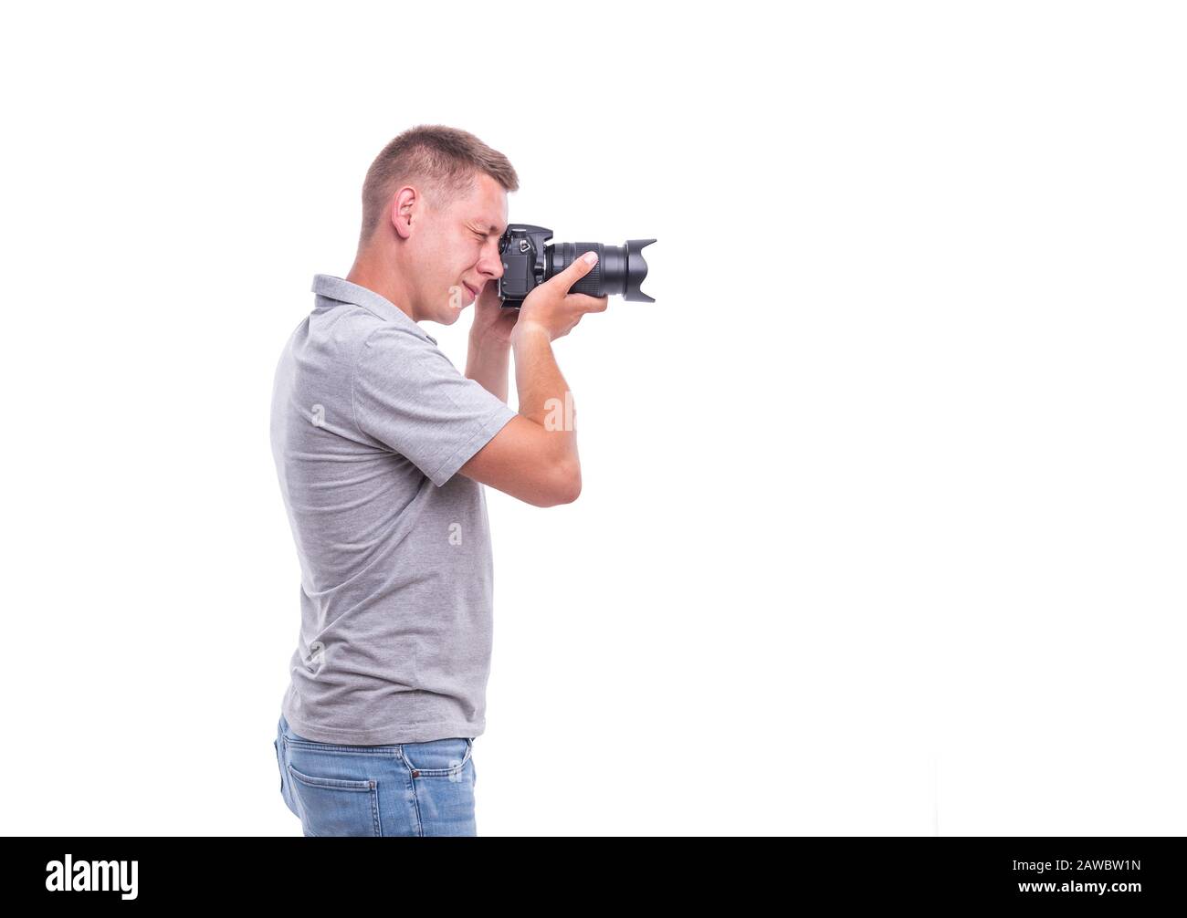 Il fotografo con la fotocamera su bianco. Foto Stock