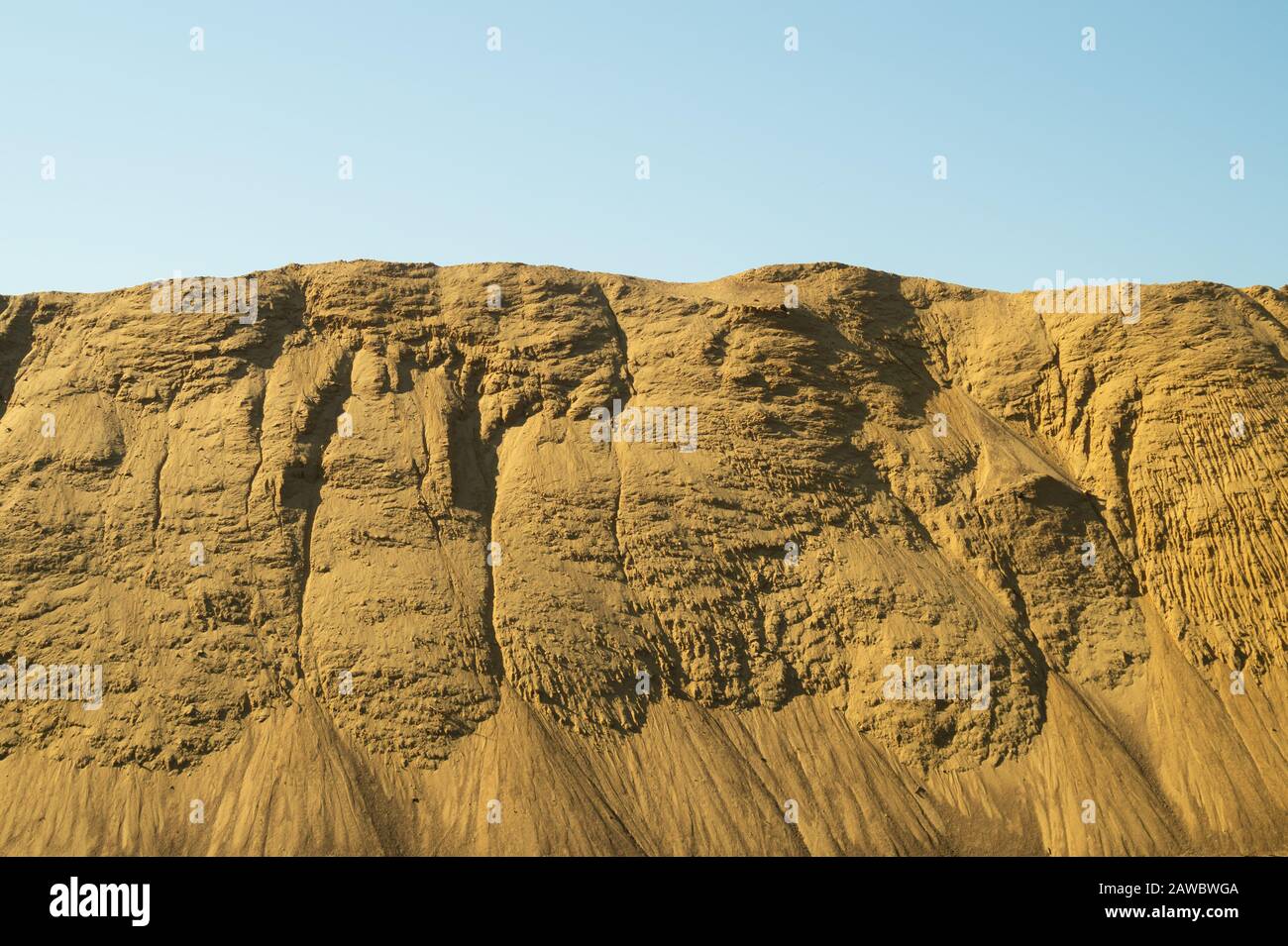 Collina di sabbia per lavori di costruzione. Palo di fondo di suolo Foto Stock