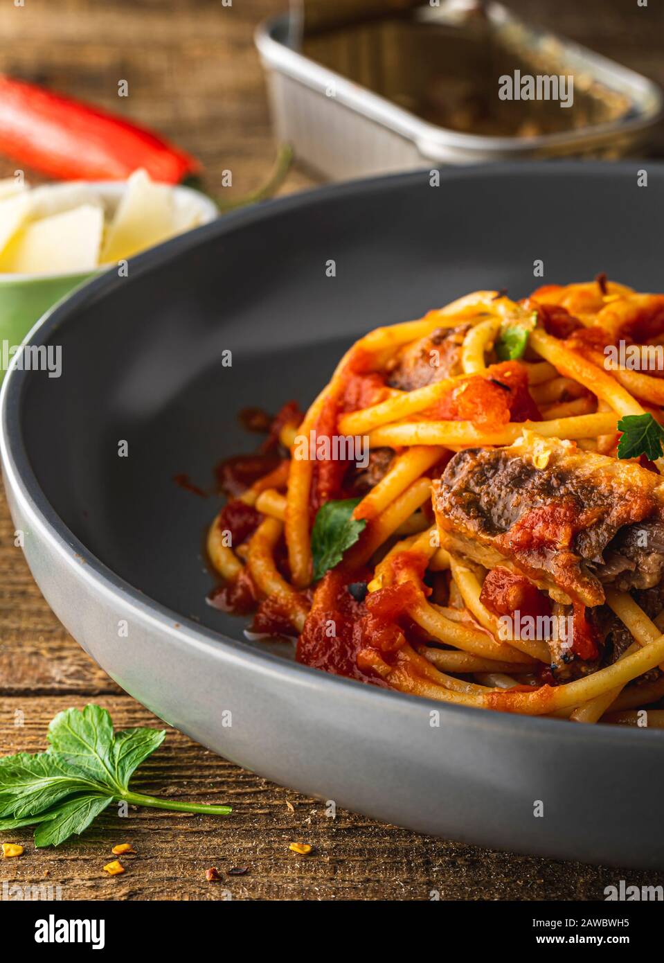 Pasta bucatini con Sardine in salsa di pomodoro. Primo piano. Foto Stock