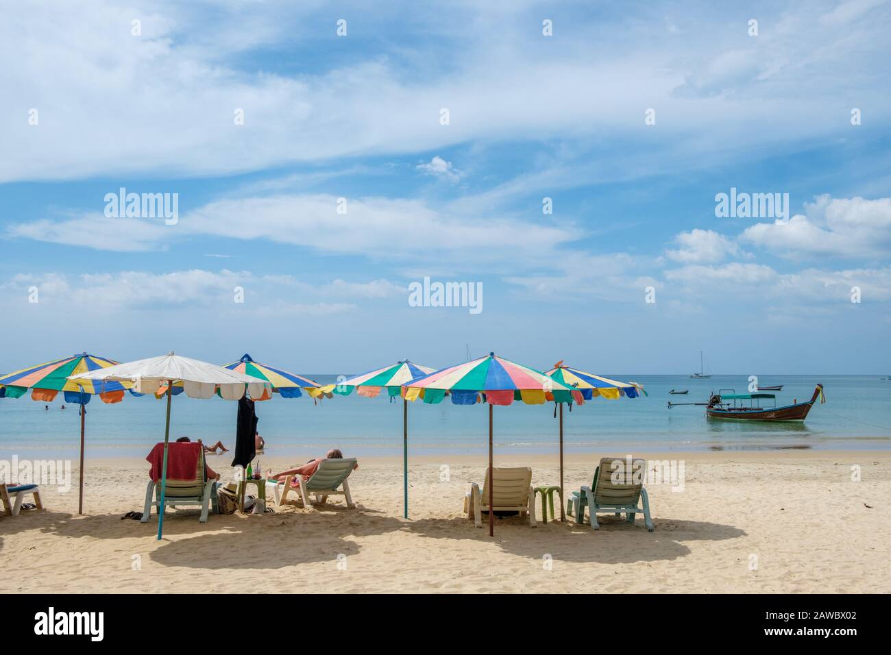 Persone irriconoscibili si rilassano alla spiaggia di Nai Yang vicino all'Aeroporto Internazionale di Phuket. Phuket è una grande isola e una popolare destinazione di viaggio in Thailandia. Foto Stock