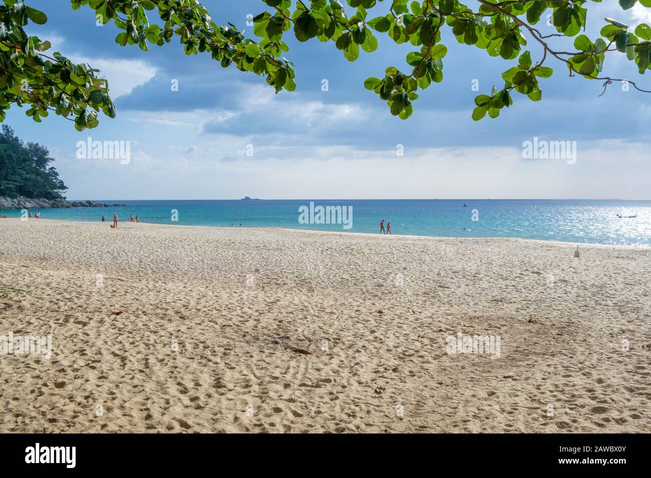 Spiaggia Di Nai Yang Vicino All'Aeroporto Internazionale Di Phuket. Phuket è una grande isola e una popolare destinazione di viaggio nel sud della Thailandia. Foto Stock