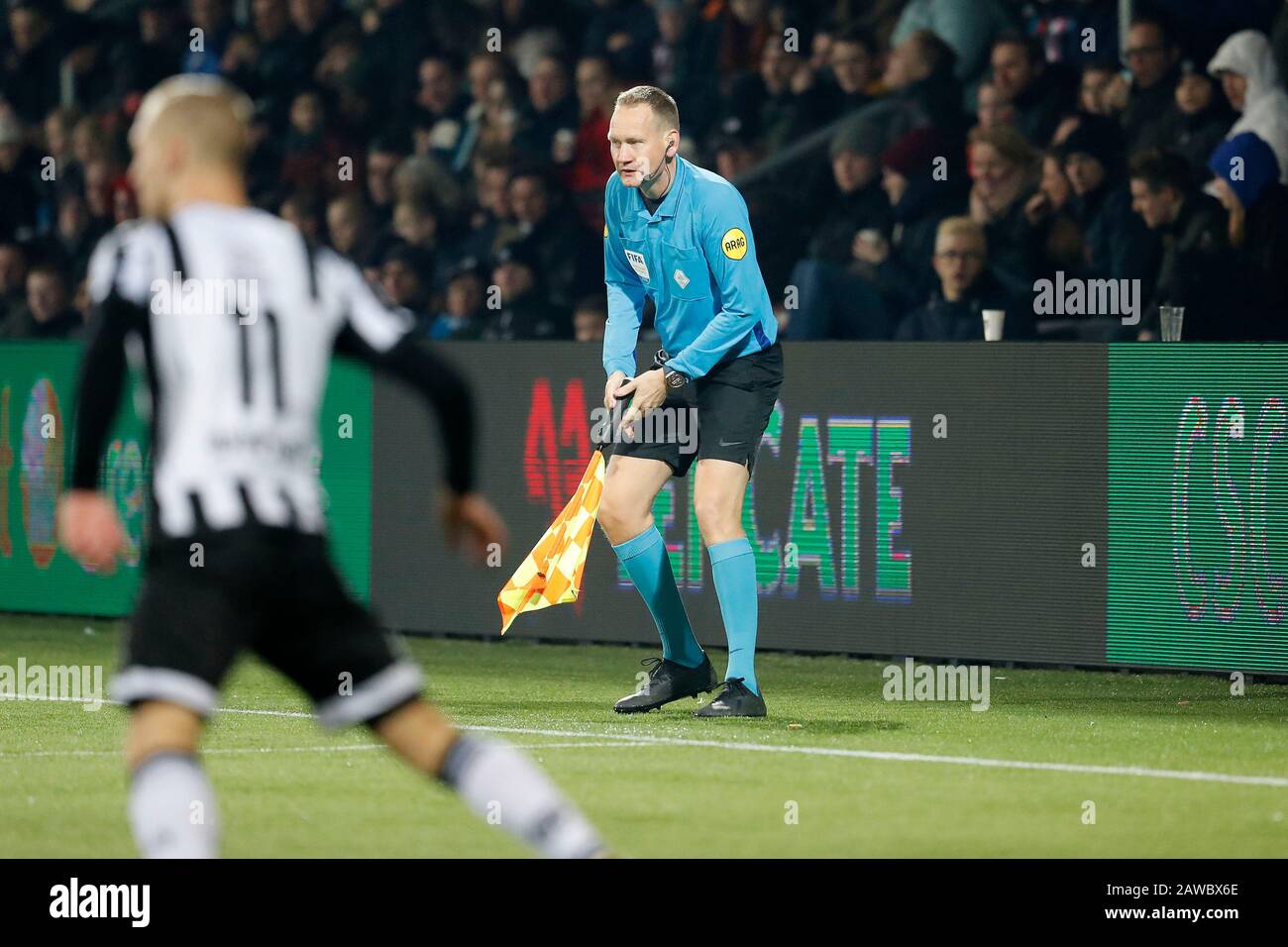 Almelo, Paesi Bassi. 26th Gen 2020. Almelo, 07-02-2020, Stadio Erve Asito, calcio, stagione 2019/2020, Eredivisie olandese, arbitro assistent Erwin Zeinstra durante la partita Heracles Almelo - Fortuna Sittard. Credito: Pro Shots/Alamy Live News Foto Stock