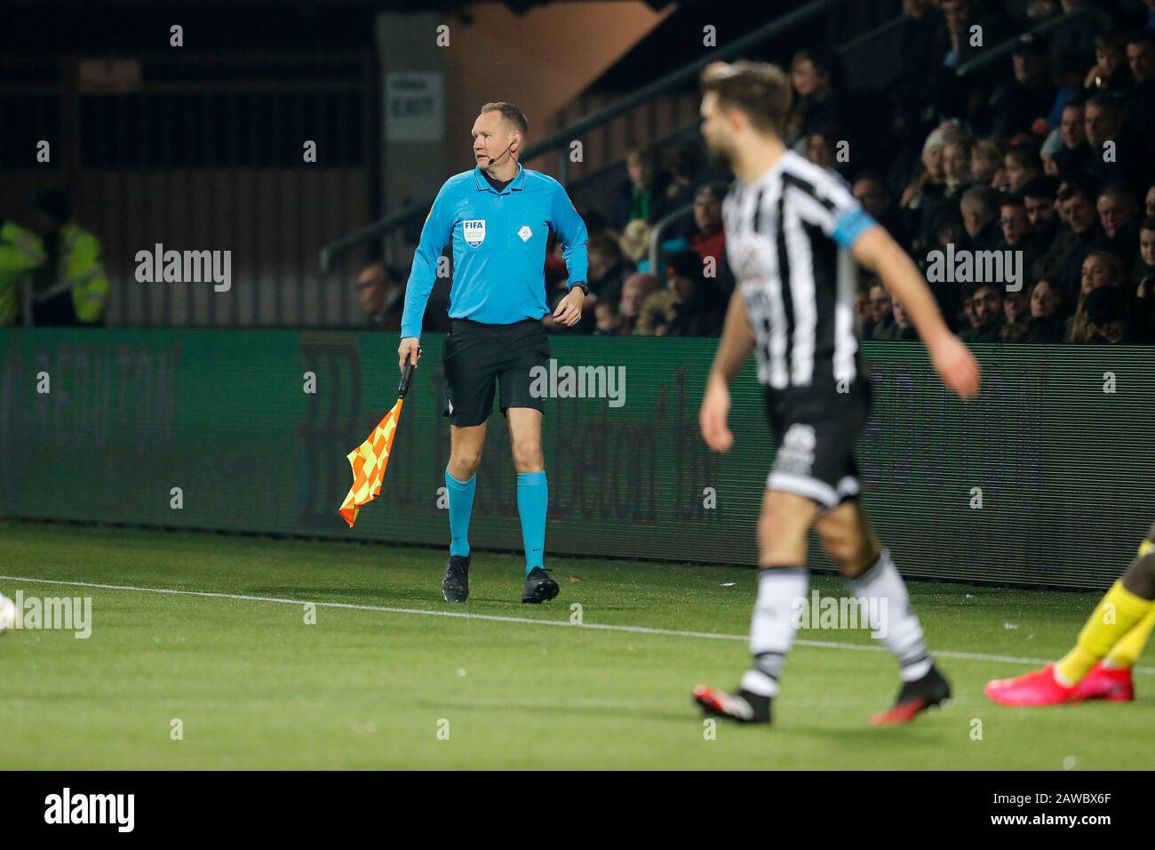 Almelo, Paesi Bassi. 26th Gen 2020. Almelo, 07-02-2020, Stadio Erve Asito, calcio, stagione 2019/2020, Eredivisie olandese, arbitro assistent Erwin Zeinstra durante la partita Heracles Almelo - Fortuna Sittard. Credito: Pro Shots/Alamy Live News Foto Stock