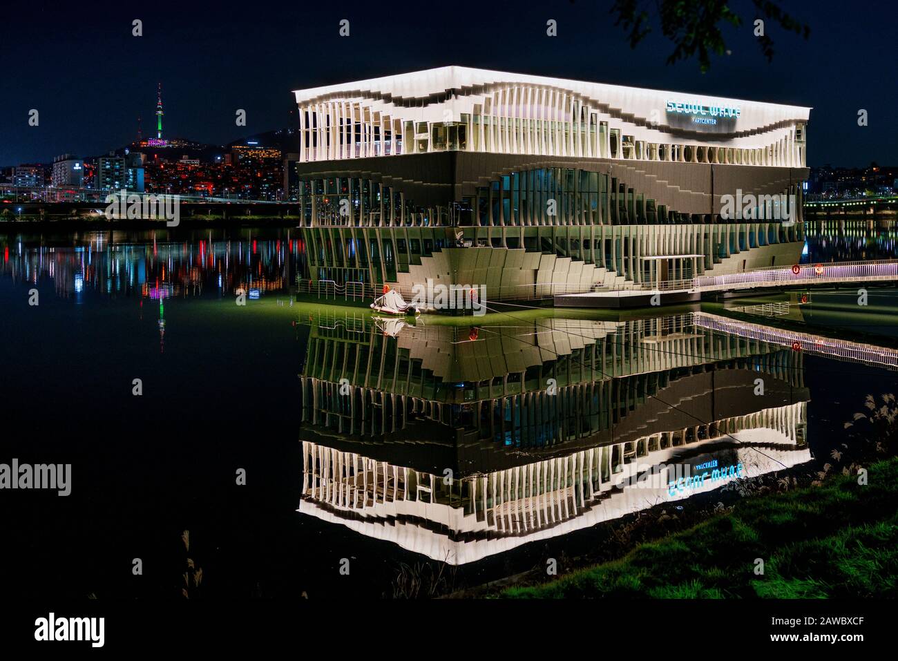 Seoul Wave Art Center, un luogo espositivo galleggiante sul fiume Han Foto Stock