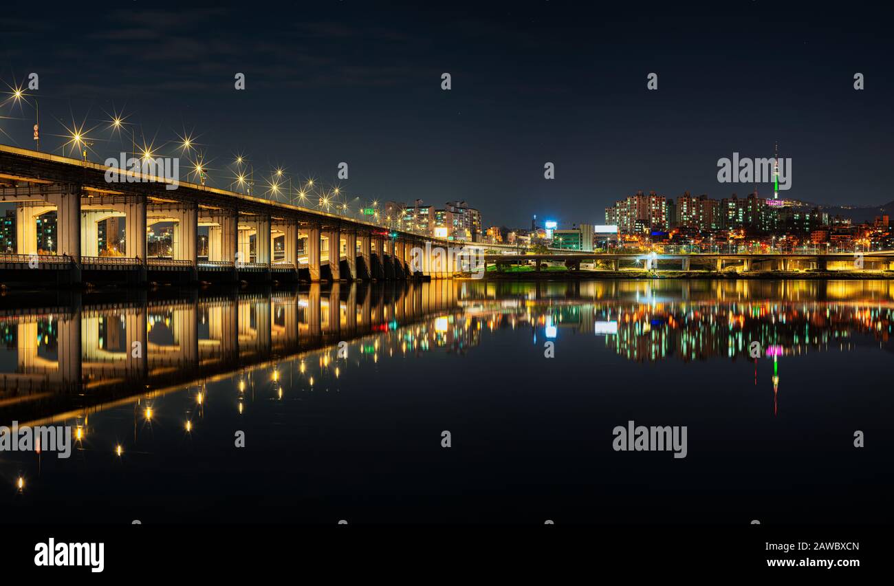 I ponti punteggiano lo skyline dalla vista dell'occhio del fiume lungo il fiume Han a Seoul, Corea del Sud. La torre Namsan domina lo skyline settentrionale. Foto Stock