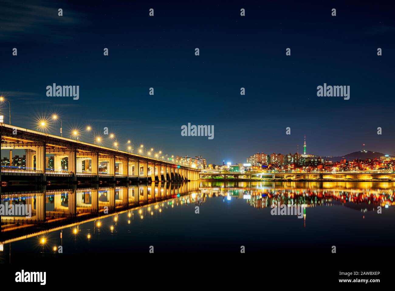 I ponti punteggiano lo skyline dalla vista dell'occhio del fiume lungo il fiume Han a Seoul, Corea del Sud. La torre Namsan domina lo skyline settentrionale. Foto Stock