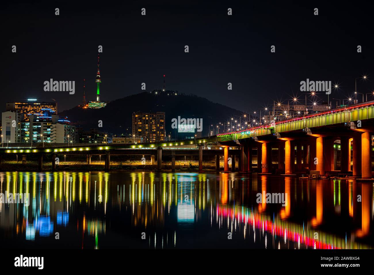 I ponti punteggiano lo skyline dalla vista dell'occhio del fiume lungo il fiume Han a Seoul, Corea del Sud. La torre Namsan domina lo skyline settentrionale. Foto Stock