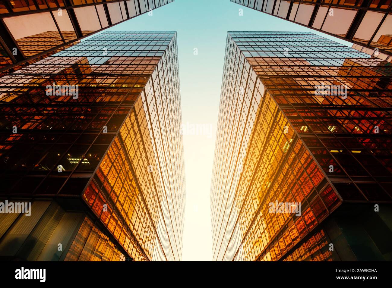 moderno edificio di uffici, riflesso del sole sulla facciata di vetro Foto Stock