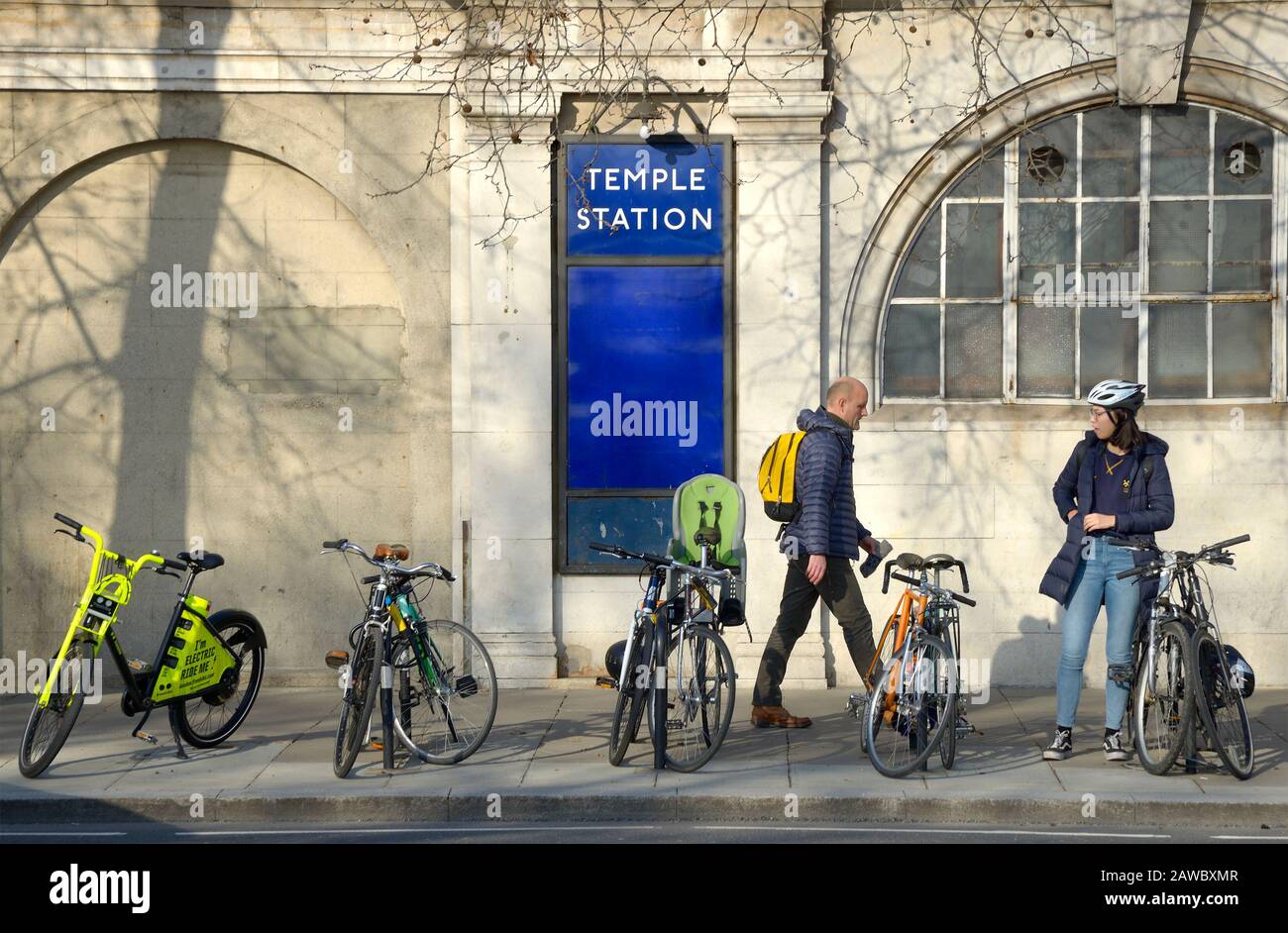 Londra, Inghilterra, Regno Unito. Temple stazione della metropolitana sul Victoria Embankment Foto Stock