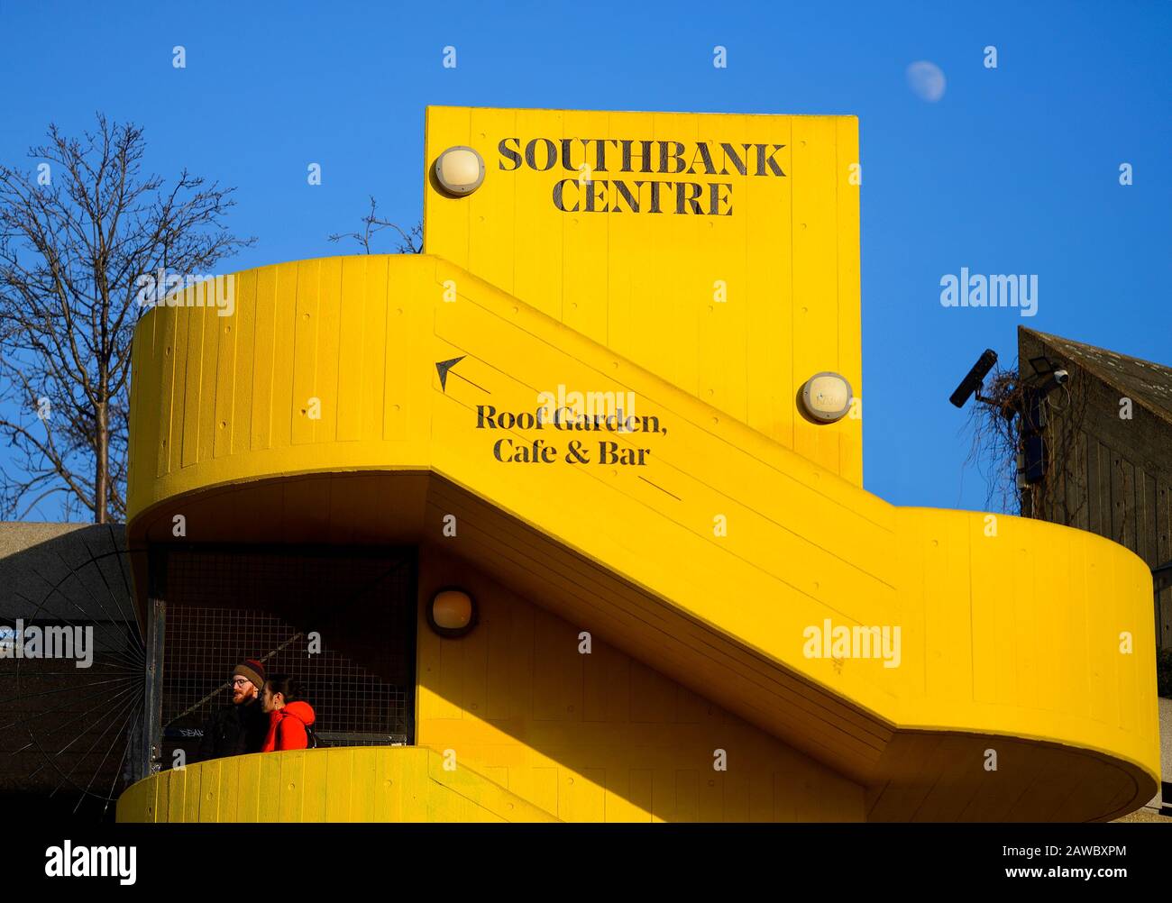 Londra, Inghilterra, Regno Unito. Scala in cemento giallo luminoso nel Southbank Center Foto Stock