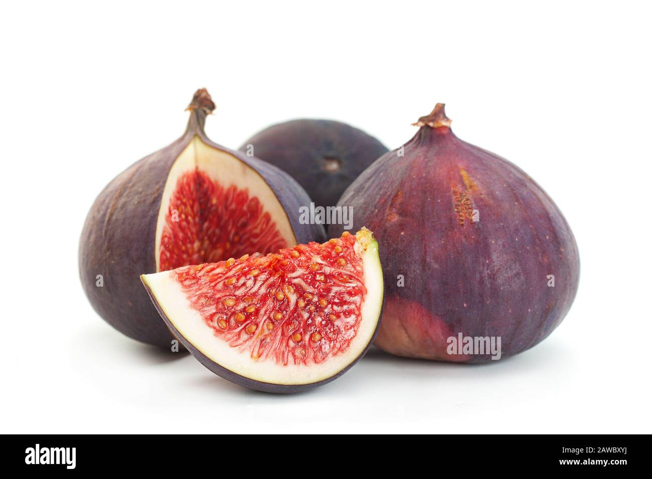 Closeup viola di frutta di fig isolato su sfondo bianco Foto Stock