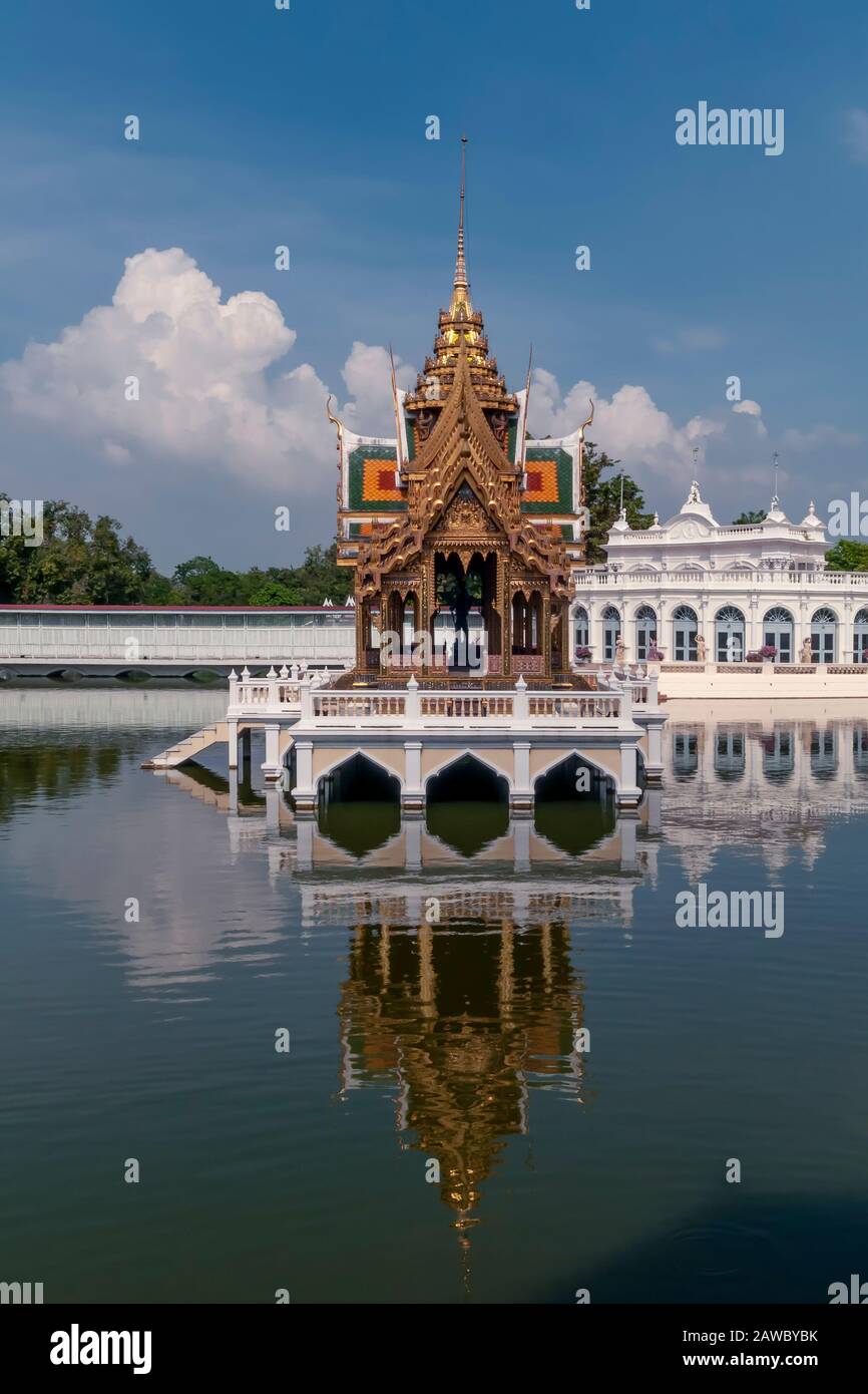 Il bellissimo padiglione Aisawan Dhiphya Asana all'interno del Palazzo reale di Bang Pa In Thailandia, con riflessione sull'acqua Foto Stock