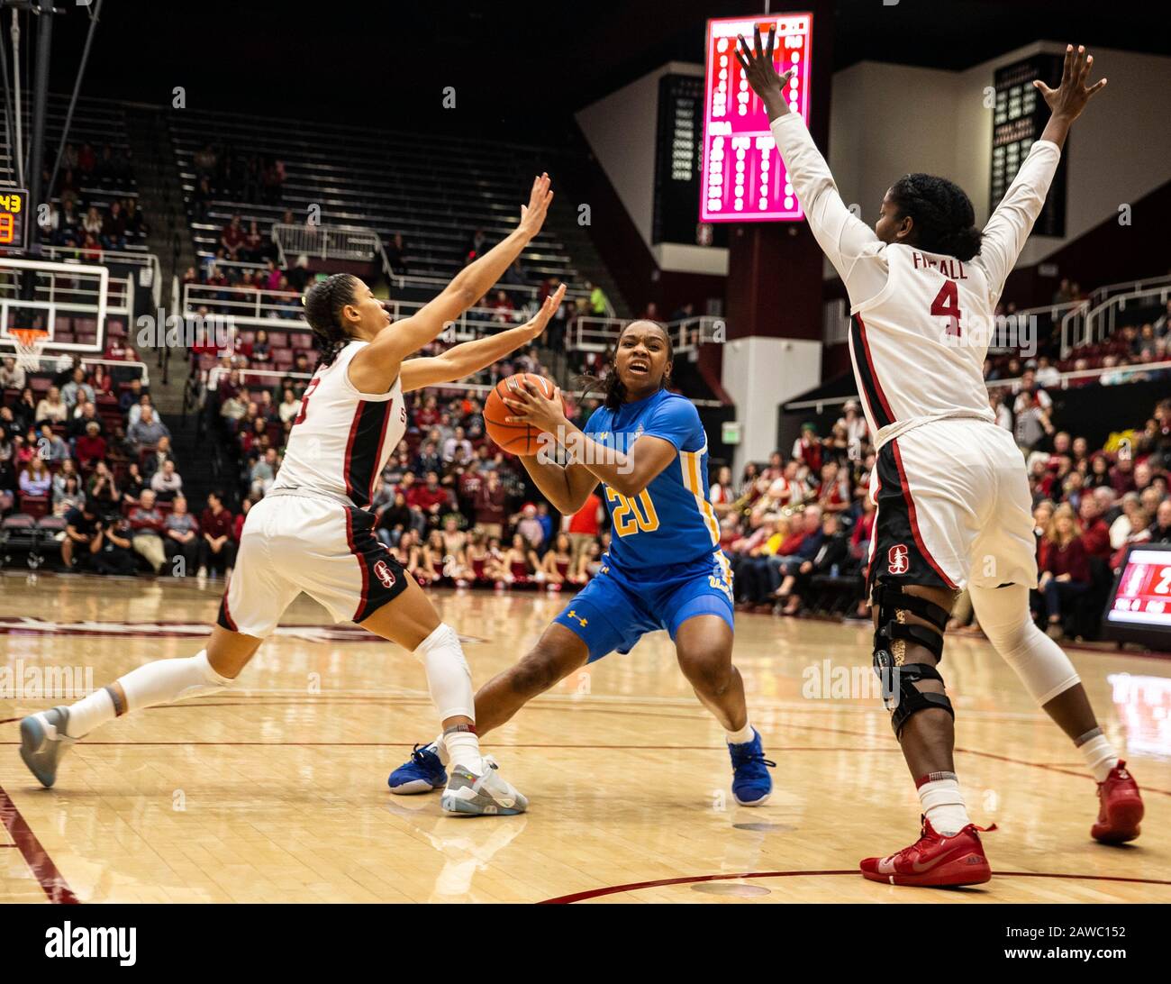 Feb 07, 2020 Stanford, CA, U.S.A. UCLA Bruins guard Charisma Osborne (20) sembra passare la palla durante il NCAA Women's Basketball gioco tra UCLA Bruins e la Stanford Cardinal 79-69 vincere al Maples Pavilion Stanford, CA. Thurman James/CSM Foto Stock