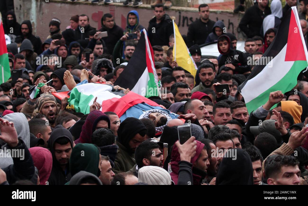 Qalqilya. 8th Feb, 2020. I lutto portano il corpo del Badder palestinese Nafla durante i suoi funerali nella città settentrionale della Cisgiordania di Qalqilya, 8 febbraio 2020. Il Badder palestinese Nafla, 19 anni, è stato ucciso venerdì e decine sono stati feriti durante gli scontri tra dimostranti palestinesi e soldati israeliani in Cisgiordania, medici e testimoni oculari hanno detto. Credito: Nidal Eshtayeh/Xinhua/Alamy Live News Foto Stock