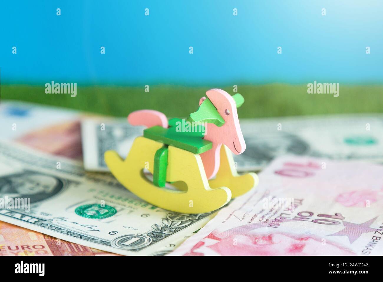 Fotografia concettuale, costo di mantenimento di un bambino, spese per la raccolta di cibo, abbigliamento e istruzione. Foto Stock