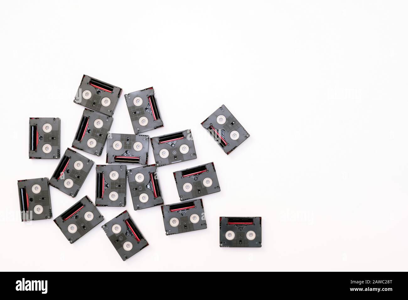 Vintage cassetta mini DV nastri utilizzati per le riprese di nuovo in un giorno. Schema casuale di plastica nastri video su sfondo bianco Foto Stock