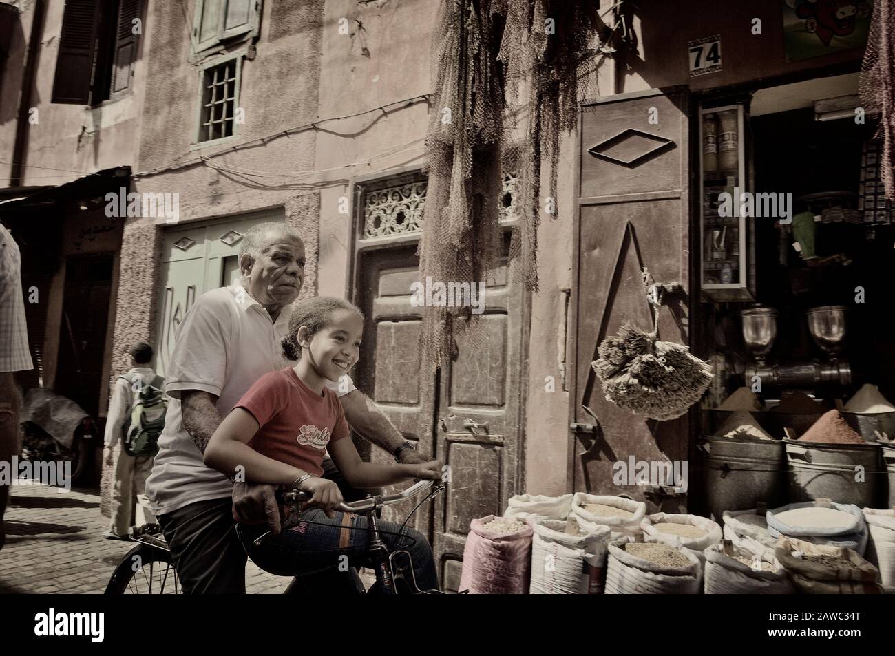 Padre e figlia in bicicletta, Marrakech, Marocco, Nord Africa Foto Stock