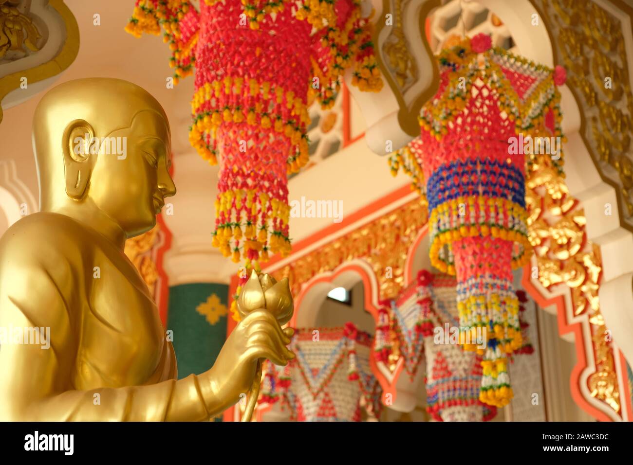 Udon Thani Isan Thailandia - scultura del Buddha dorato nel tempio Wat Pho Chai Foto Stock