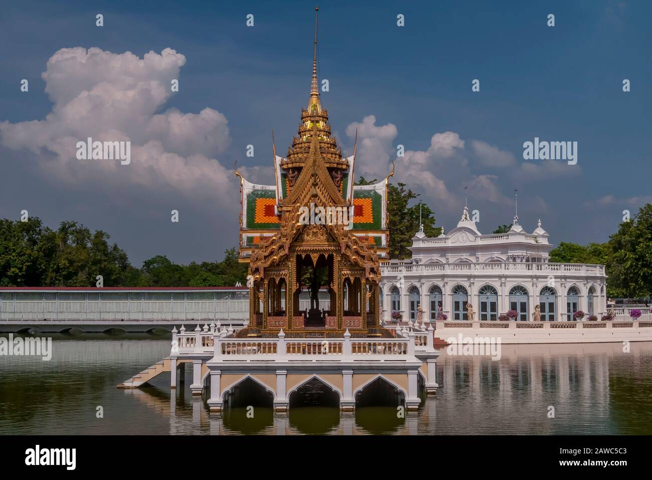 Il bellissimo padiglione Aisawan Dhiphya Asana all'interno del Palazzo reale di Bang Pa In Thailandia, con riflessione sull'acqua Foto Stock