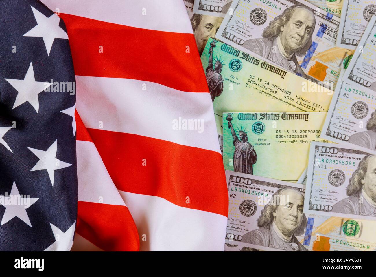 Stimolo assegno di rendimento economico americano con la bandiera degli Stati Uniti e la banconota di contanti del dollaro degli Stati Uniti Foto Stock