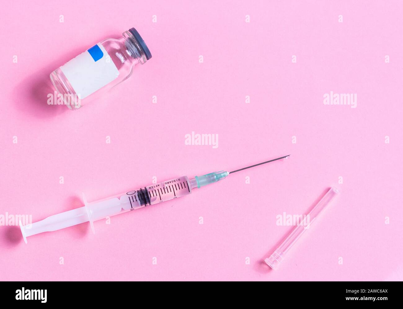 Siringa con goccia di vaccino con vaccino su fondo rosa. Concetto medico vaccinazione ipodermica iniezione. Immunizzazione di prevenzione del trattamento Foto Stock