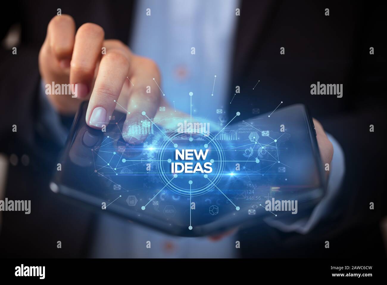 Imprenditore tenendo un smartphone pieghevole con nuove idee iscrizione, nuovo concetto di business Foto Stock