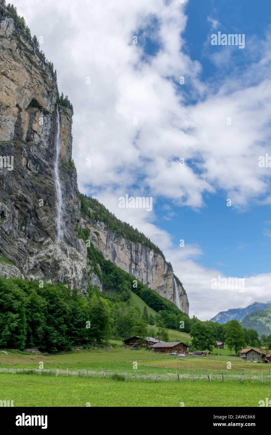 Valle della cascata vicino al villaggio alpino, Lauterbrunnen Svizzera Foto Stock