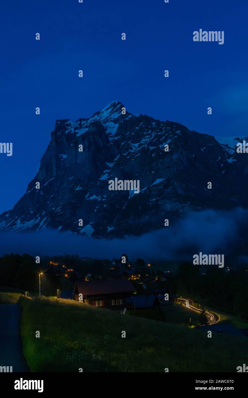 Vista sul villaggio notturno delle Alpi, Svizzera Foto Stock