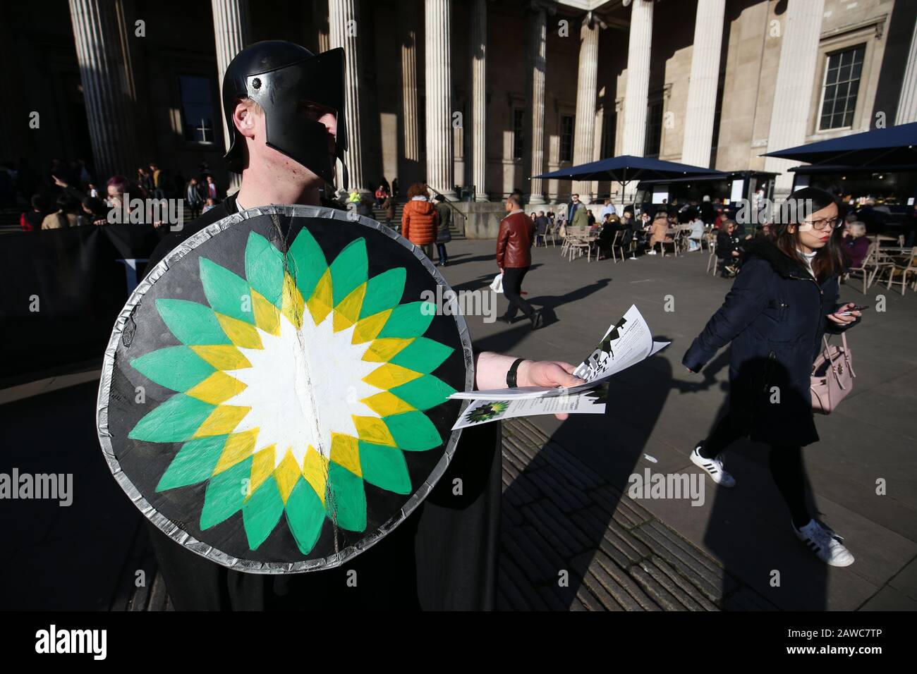 Attivisti, vestiti da soldati greci, di fronte al British Museum, Londra per protestare contro BP, che sponsorizzano la mostra Troy al museo. Foto Stock