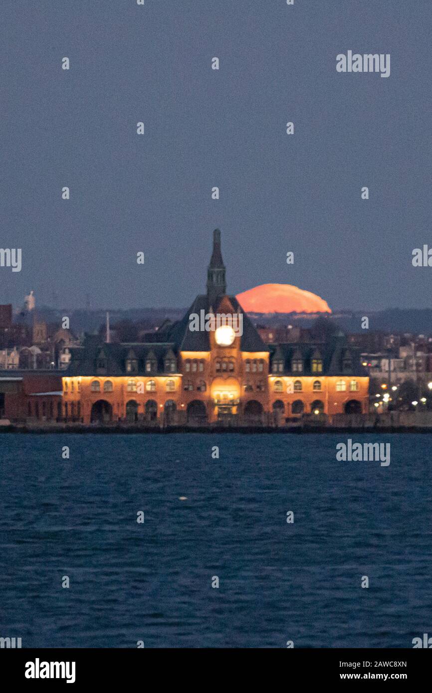 New York, Stati Uniti. 08th Feb, 2020. La luna piena è vista da New York City negli Stati Uniti questo Sabato mattina, 08. Credito: Brasile Photo Press/Alamy Live News Foto Stock