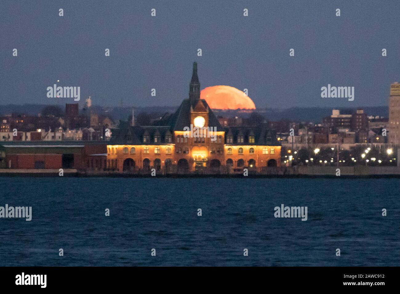 New York, Stati Uniti. 08th Feb, 2020. La luna piena è vista da New York City negli Stati Uniti questo Sabato mattina, 08. Credito: Brasile Photo Press/Alamy Live News Foto Stock