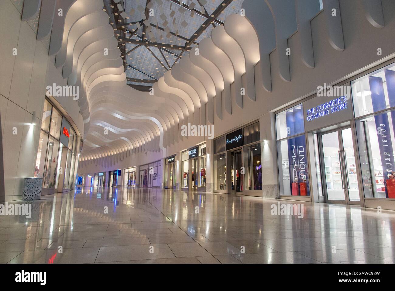 Un centro commerciale vuoto all'interno della O2 Millennium Dome a North Greenwich London Foto Stock