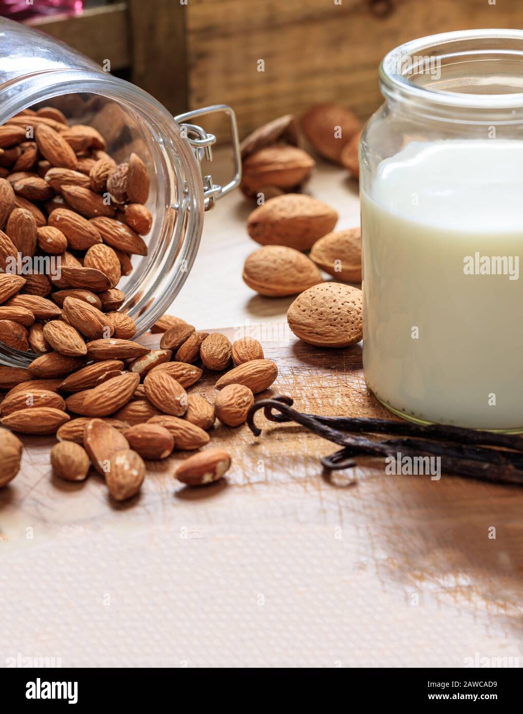 Latte di mandorla non latte sostitutivo su un tavolo di legno. Frutta a guscio e vetro con latte, latte senza lattosio sostituto per vegani Foto Stock